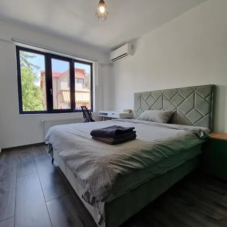 Rum i privatbostad Cozy Near City Center, Parks And Metro Bukarest